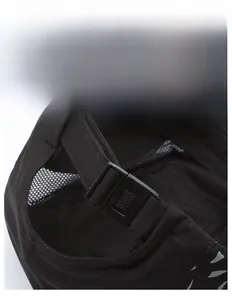 Détail de la boucle réglable et de la maille respirante de cette casquette de sport noire