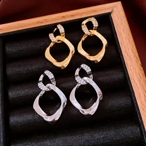 Moderne goldene und silberne geometrische Ohrringe mit Zirkonia-Steinen besetzt