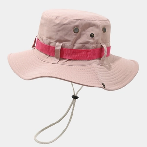 Détail du chapeau de soleil rose avec œillets métalliques et mentonnière ajustable