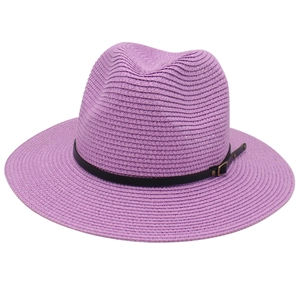 Dettaglio della trama del cappello Panama viola con fascia nera e fibbia dorata