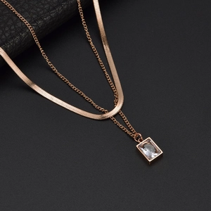 Collier double rang en titane doré avec chaîne serpent et pendentif en zircon carré