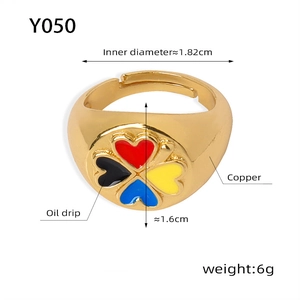 Vue détaillée d'une bague trèfle dorée avec diamètre de 1,82cm et émail coloré