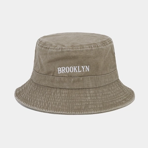 Détail du logo Brooklyn brodé sur un chapeau bob en coton délavé vintage