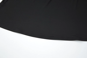 Gros plan sur la double couture de haute qualité et la texture du tissu noir de la robe