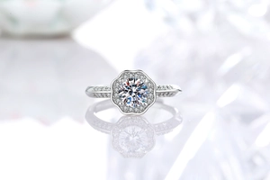 Vista macro dell'anello in moissanite argento con alone floreale su base a specchio