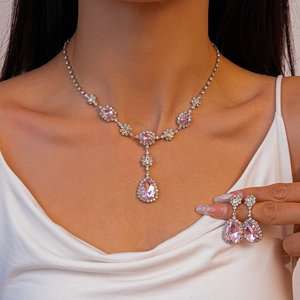 Détail du collier vintage avec pendentif goutte rose et boucles d'oreilles assorties