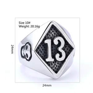 Vintage-Edelstahlring im Punk-Stil mit Glückszahl 13 und Totenkopf-Relief auf weißem Grund