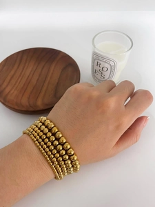 Dettaglio di un set di 5 bracciali a sfere placcati oro 18K in varie dimensioni