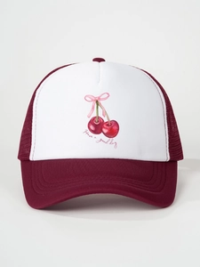 Dettaglio della stampa a ciliegia e testo Have a Good Day sul cappello trucker mesh