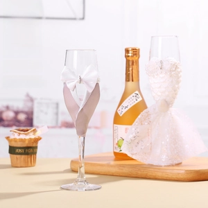 Vista dettagliata dei calici da champagne per matrimonio a tema sposo e sposa con pizzo