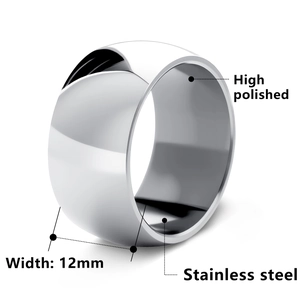 Détail macro d'une bague en acier inoxydable argenté de 12 mm avec finition miroir polie