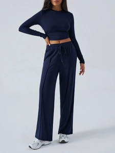Détail du pantalon large bleu foncé à cordon de serrage en tissu tricoté extensible