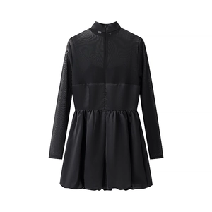 Détail de la robe noire élégante avec dos en tulle transparent et jupe évasée en satin