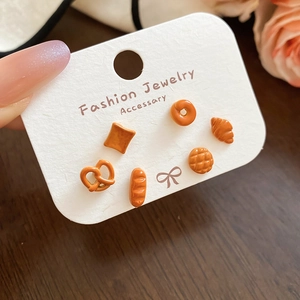 Dettaglio di 6 paia di orecchini a lobo in miniatura a forma di croissant e baguette