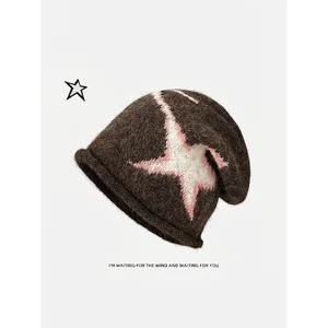 Braune Strickmütze mit rosa Sternmuster und flauschiger Textur für Damen im Winter