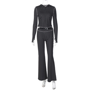 Detail von figurbetontem Polka-Dot-Trainingsanzug mit langärmeligem Oberteil und Hose