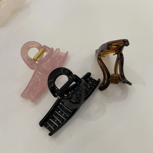 Drei große Haarklammern in Rosa, Schwarz und Schildpatt-Optik für Damenfrisuren
