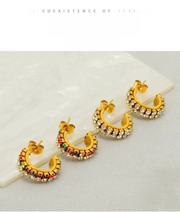 Détail de boucles d'oreilles C en acier inoxydable 18K avec strass colorés et blancs