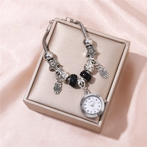 Orologio bracciale con perline, ciondolo a civetta e stelle su sfondo di raso rosa