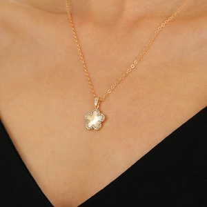 Detail einer goldenen Blumenhalskette mit zirkonia-besetzten Blütenblättern