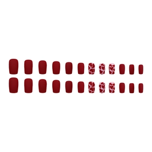 Rote matte Kunstnägel-Set mit Herzdesign, 24 Stück in quadratisch-ovaler Form auf Weiß