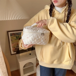 Trousse à maquillage en coton matelassé à fleurs avec poignée et double fermeture éclair