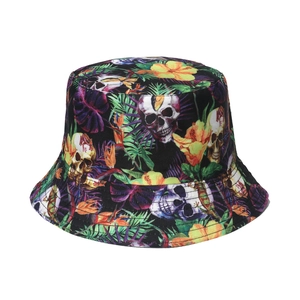 Bob style punk avec imprimés colorés de têtes de mort et de fleurs d'hibiscus