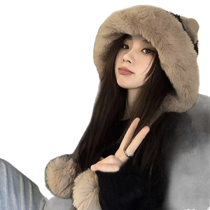 Cappello di peluche marrone con paraorecchie e simpatici pompon per l'inverno