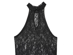 Detaillierte Nahaufnahme von Spitzenmustern und Neckholder-Ausschnitt bei einem Kleid