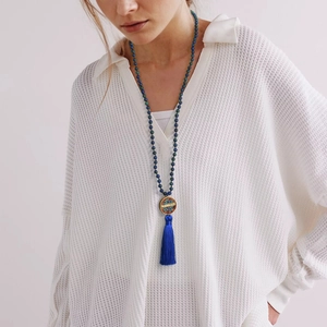 Lunga collana nepalese fatta a mano con pietre naturali, ciondolo smaltato e nappa blu