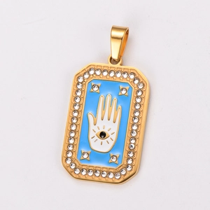 Dettaglio del ciondolo Mano di Fatima in oro 18K con smalto blu e zirconi scintillanti