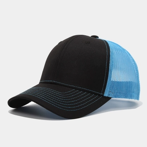 Detail van blauw contraststiksel op een zwarte truckerpet met ademend mesh paneel