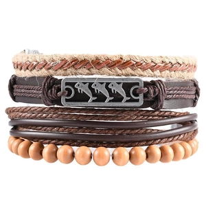 Détail du lot de 4 bracelets en cuir tressé, perles en bois et breloque en forme de dauphin