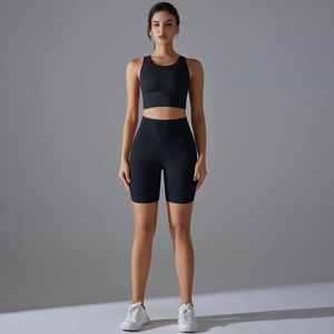Dettaglio del set reggiseno sportivo nero e pantaloncini a vita alta in tessuto elastico