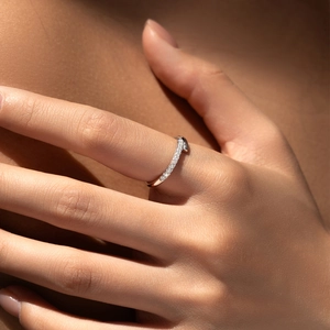 Elegant silver S925 sterling silver band ring with sparkling D-color moissanite stones