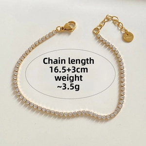 Dettaglio di un bracciale tennis dorato in acciaio inossidabile di 16,5+3 cm con chiusura
