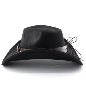 Détail d'un chapeau de cow-boy noir avec bande en cuir marron et rivets métalliques