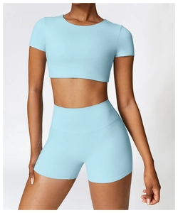Dettaglio del set pantaloncini da yoga a vita alta azzurri e crop top elasticizzato