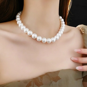 Collier de perles minimaliste français avec de grandes perles blanches rondes sur un mannequin