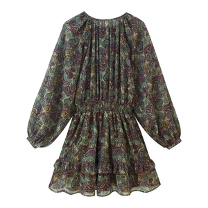 Damen Minikleid mit Paisleymuster, langen Ärmeln und gestuftem Volantsaum auf weißem Grund