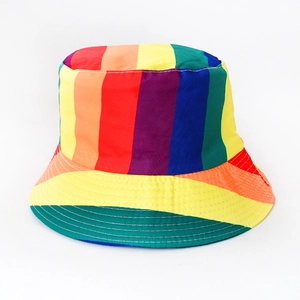 Detailansicht eines bunten Fischerhutes mit Regenbogenstreifen und feinen Nähten