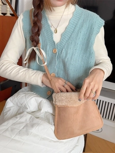 Sac à bandoulière rétro en daim camel avec bordure en peluche blanche, style élégant