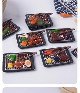 Miniatur Grillpfannen mit realistischen BBQ-Speisen, winzigen Zangen und Kulissen-Deko