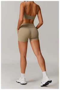 Vue arrière du short de yoga taille haute et de la brassière en tissu recyclé marron