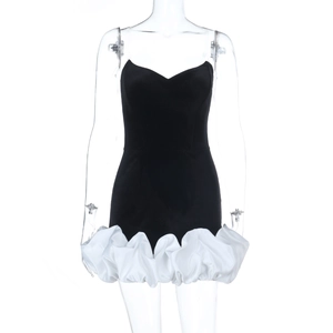 Détail de l'ourlet plissé en satin blanc sur une robe bustier courte noire chic