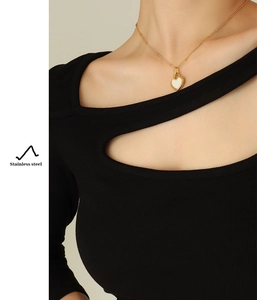 Détail du collier avec pendentif cœur en acier inoxydable doré 18K et incrustation nacre