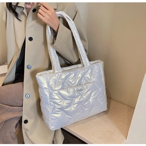 Détail du grand sac cabas blanc matelassé avec texture rembourrée et logo tendance