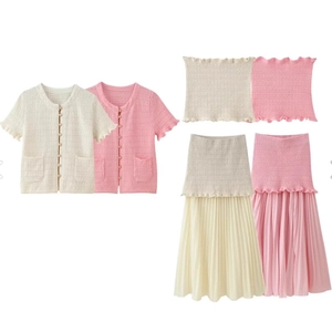 Ensemble tricot 3 pièces pour femme comprenant gilet, bustier et jupe plissée blanc crème