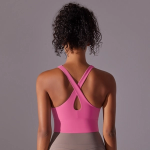 Détail des bretelles croisées dans le dos et découpe goutte sur le soutien-gorge rose