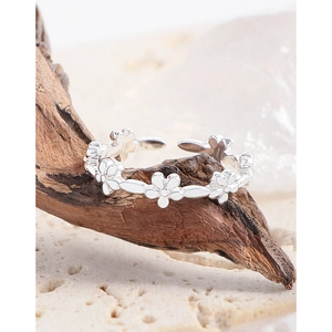Minimalist S925 sterling silver flower ring in bright silver with adjustable opening